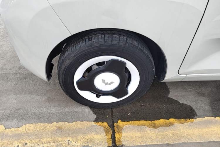 Used Wuling Hongguang MINIEV 2022 Macaron Premium Model – Lithium Iron Phosphate Left Front Wheel Hub