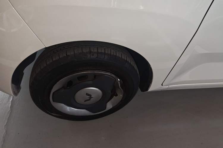 Used Wuling Hongguang MINIEV 2022 Macaron Fashion Model Lithium Iron Phosphate Left Front Wheel Hub