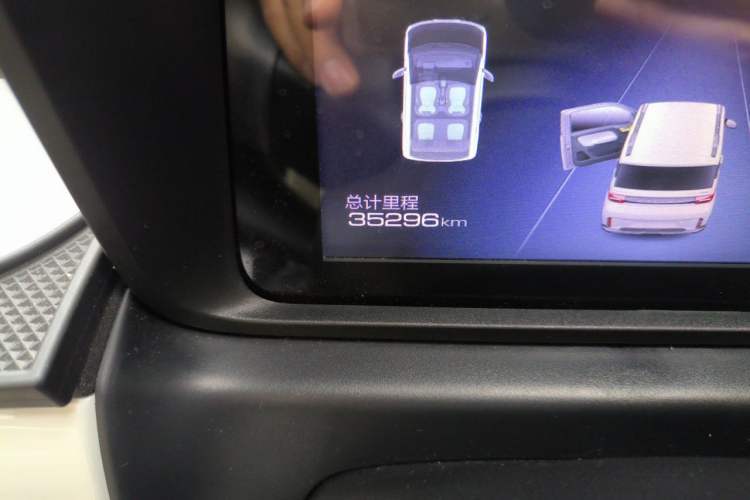 Used Wuling Hongguang MINIEV 2022 GAMEBOY 300km Enthusiast Model with Lithium Iron Phosphate Odometer Close Up