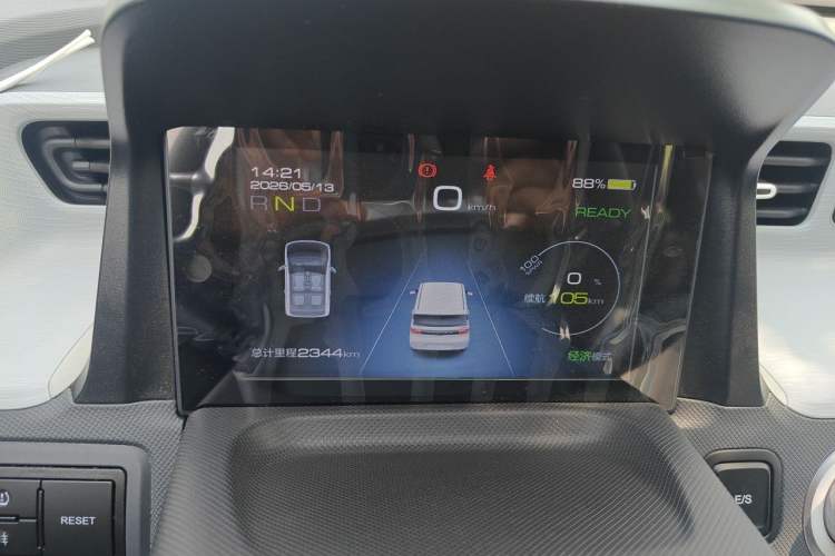 Used Wuling Hongguang MINIEV 2022 Macaron Fashion Model Lithium Iron Phosphate Odometer Close Up