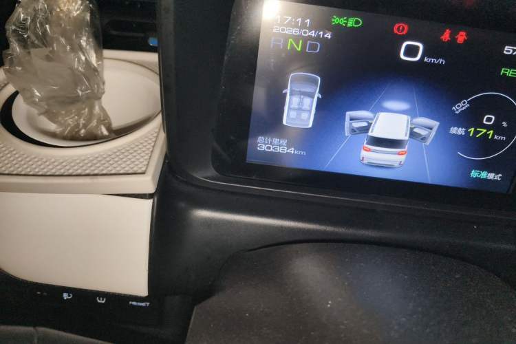 Used Wuling Hongguang MINIEV 2022 GAMEBOY 300km Enthusiast Model with Lithium Iron Phosphate Odometer Close Up