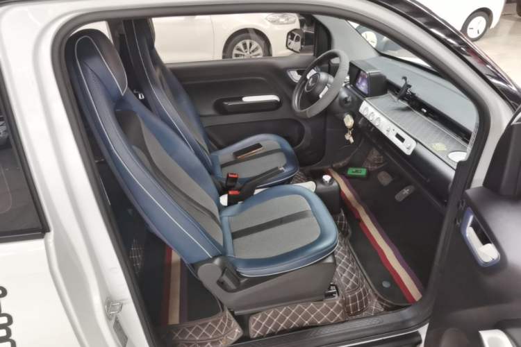 Used Wuling Hongguang MINIEV 2022 GAMEBOY 200km Gaming Edition with Lithium Iron Phosphate Right Front Seat