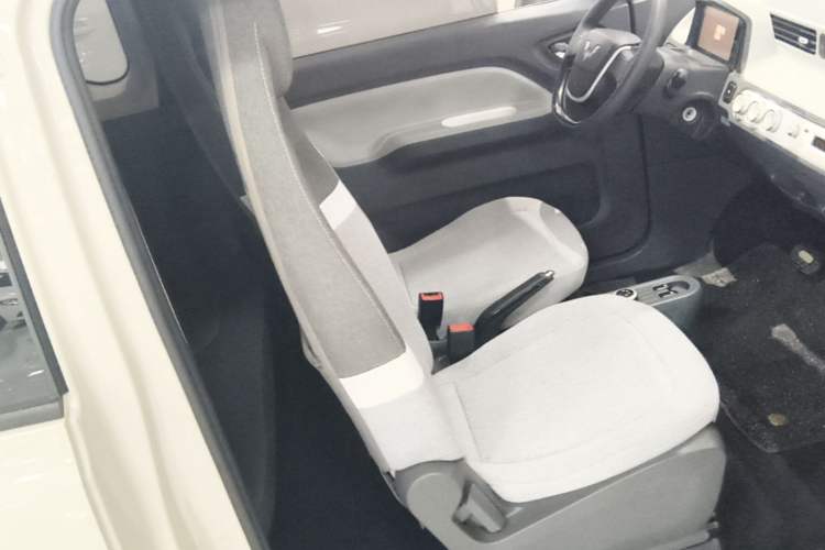 Used Wuling Hongguang MINIEV 2022 Macaron Premium Model – Lithium Ternary Battery Right Front Seat