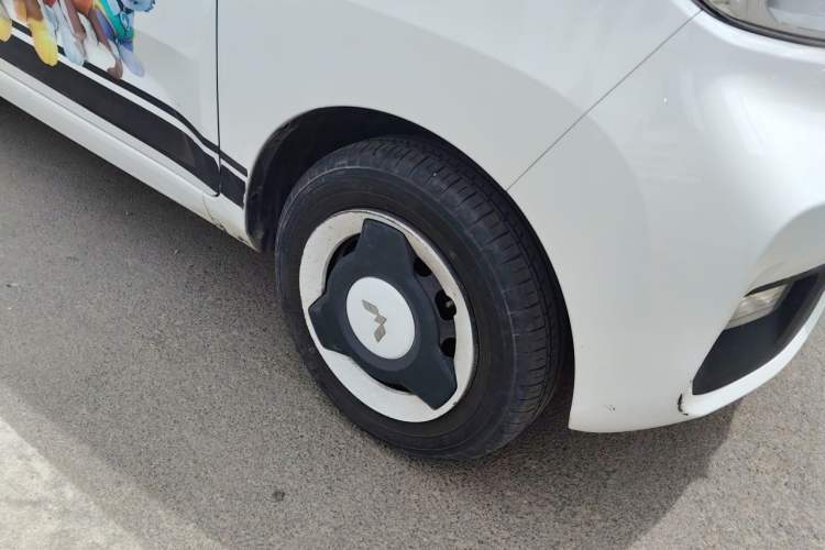 Used Wuling Hongguang MINIEV 2022 Macaron Premium Model – Lithium Ternary Battery Right Front Wheel Hub