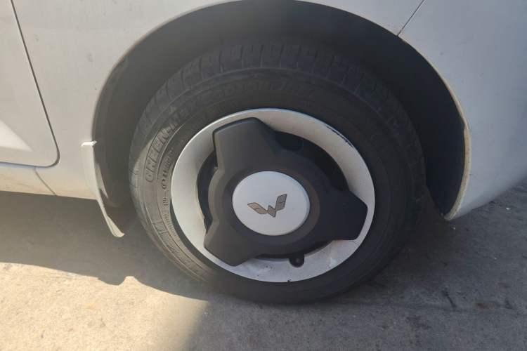 Used Wuling Hongguang MINIEV 2022 Macaron Fashion Model Lithium Iron Phosphate Right Front Wheel Hub