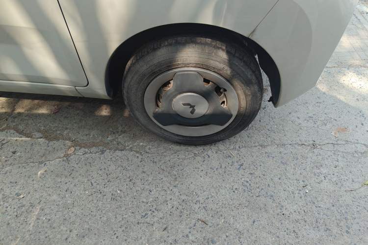 Used Wuling Hongguang MINIEV 2022 Macaron Fashion Model Lithium Iron Phosphate Right Front Wheel Hub