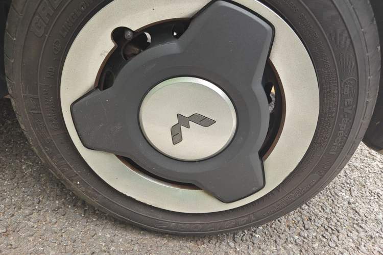 Used Wuling Hongguang MINIEV 2022 Macaron Fashion Model Lithium Iron Phosphate Right Front Wheel Hub