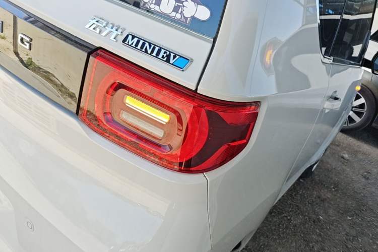 Used Wuling Hongguang MINIEV 2022 Macaron Fashion Edition Lithium-Nickel-Cobalt-Alpha-oxide Right Rear Taillight