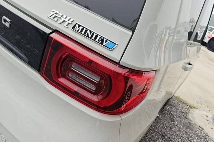 Used Wuling Hongguang MINIEV 2022 Macaron Premium Model – Lithium Iron Phosphate Right Rear Taillight