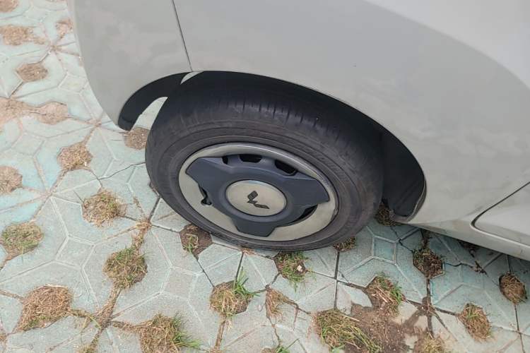Used Wuling Hongguang MINIEV 2022 Macaron Fashion Model Lithium Iron Phosphate Right Rear Wheel Hub