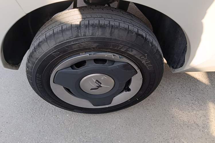Used Wuling Hongguang MINIEV 2022 Macaron Fashion Model Lithium Iron Phosphate Right Rear Wheel Hub