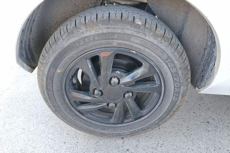 Used Wuling Hongguang MINIEV 2022 Macaron Fashion Model Lithium Iron Phosphate Right Rear Wheel Hub
