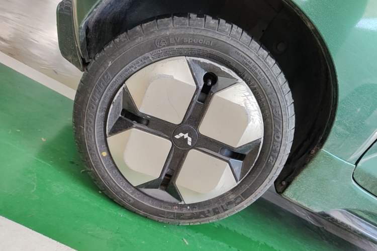 Used Wuling Hongguang MINIEV 2022 Macaron Fashion Edition Lithium-Nickel-Cobalt-Alpha-oxide Right Rear Wheel Hub
