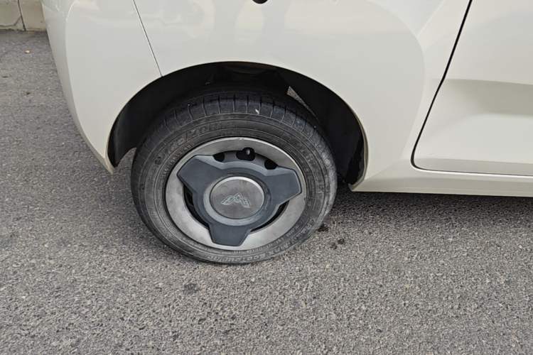 Used Wuling Hongguang MINIEV 2022 Macaron Fashion Model Lithium Iron Phosphate Right Rear Wheel Hub