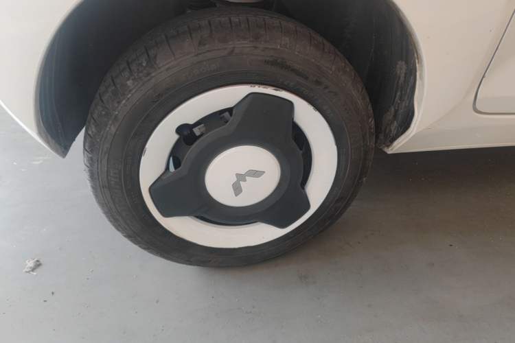 Used Wuling Hongguang MINIEV 2022 Zizai Version Lithium-NMC Right Rear Wheel Hub