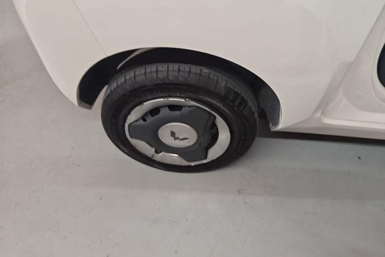 Used Wuling Hongguang MINIEV 2022 Macaron Fashion Model Lithium Iron Phosphate Right Rear Wheel Hub