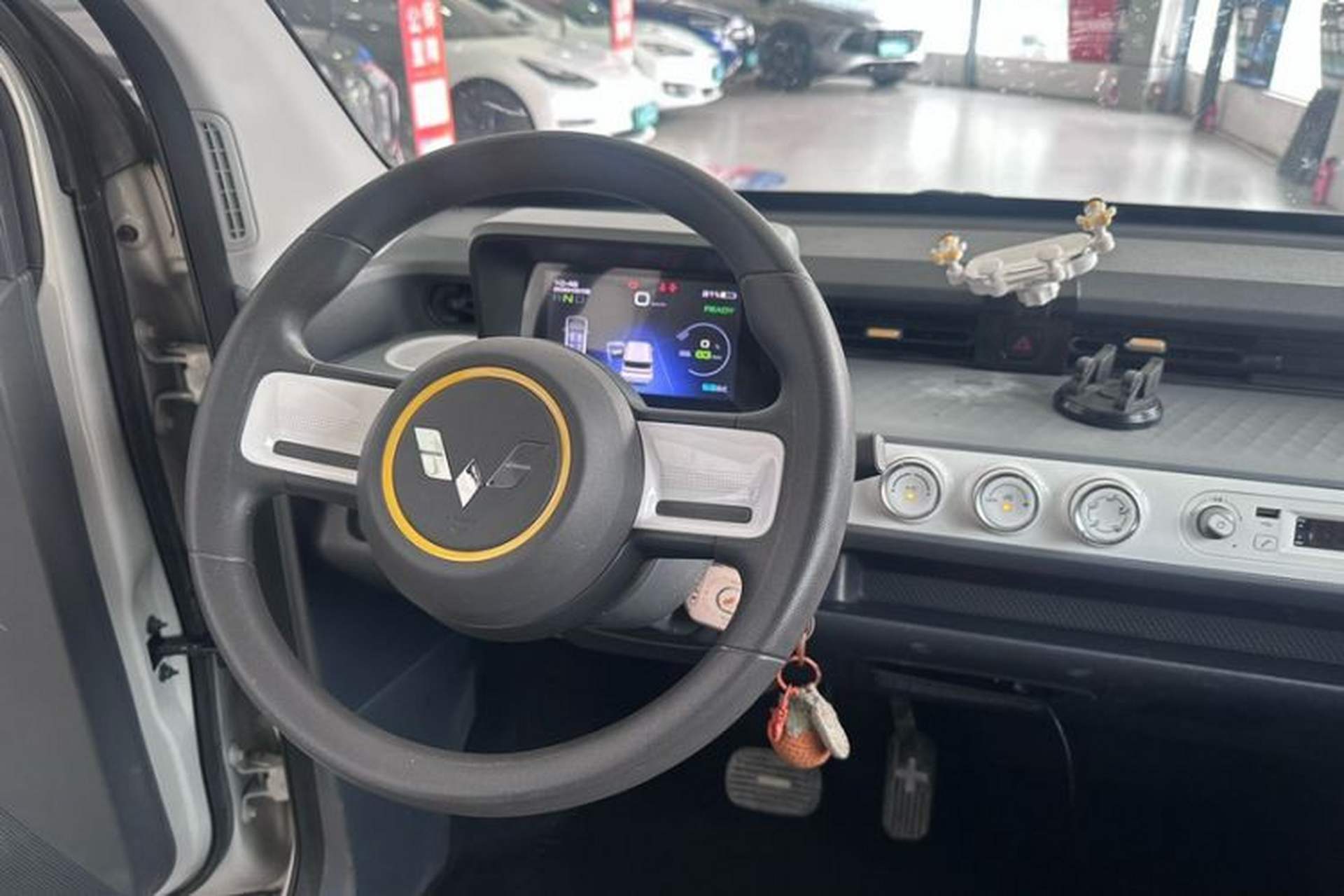 Used Wuling Hongguang MINIEV 2022 GAMEBOY 300km Enthusiast Model with Lithium Iron Phosphate Steering Wheel
