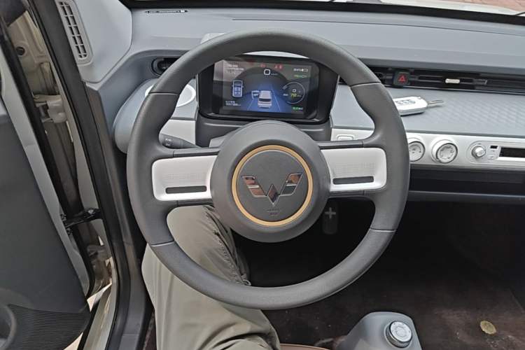 Used Wuling Hongguang MINIEV 2022 GAMEBOY 300km Enthusiast Model with Lithium Iron Phosphate Steering Wheel