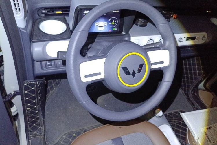 Used Wuling Hongguang MINIEV 2022 GAMEBOY 300km Enthusiast Model with Lithium Iron Phosphate Steering Wheel
