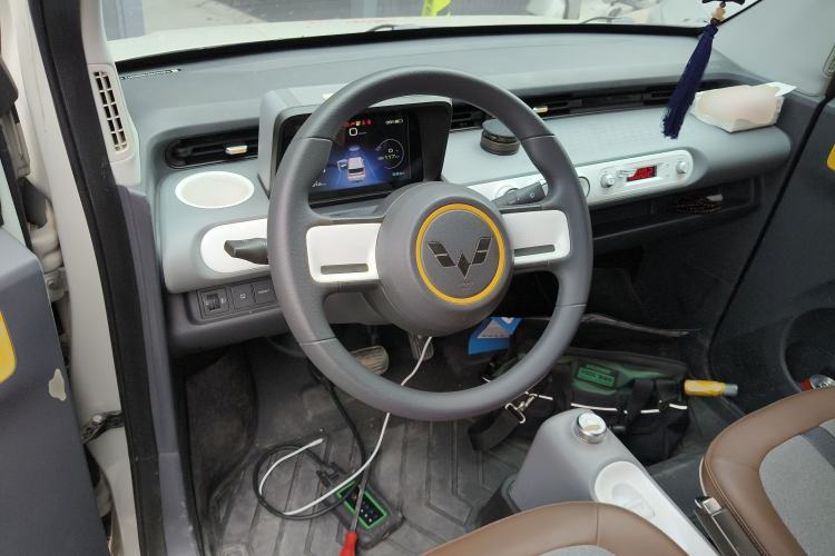 Used Wuling Hongguang MINIEV 2022 GAMEBOY 300km Enthusiast Model with Lithium Iron Phosphate Steering Wheel