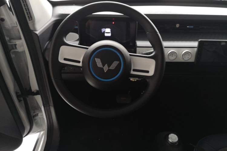Used Wuling Hongguang MINIEV 2022 GAMEBOY 300km Enthusiast Model with Lithium Iron Phosphate Steering Wheel