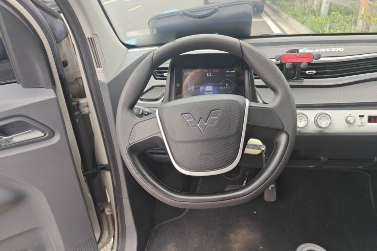 Used Wuling Hongguang MINIEV 2022 Macaron Fashion Model Lithium Iron Phosphate Steering Wheel