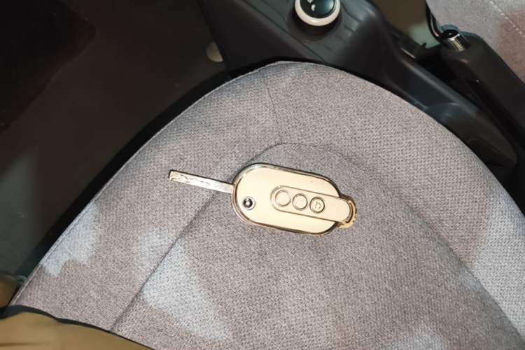 Used Wuling Hongguang MINIEV 2022 Macaron Premium Model – Lithium Iron Phosphate Vehicle Key