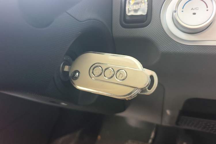 Used Wuling Hongguang MINIEV 2022 Macaron Premium Model – Lithium Iron Phosphate Vehicle Key
