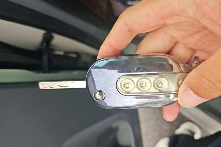Used Wuling Hongguang MINIEV 2022 Macaron Premium Model – Lithium Iron Phosphate Vehicle Key