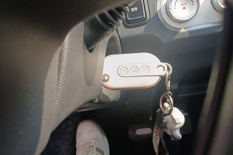 Used Wuling Hongguang MINIEV 2022 Macaron Premium Model – Lithium Iron Phosphate Vehicle Key