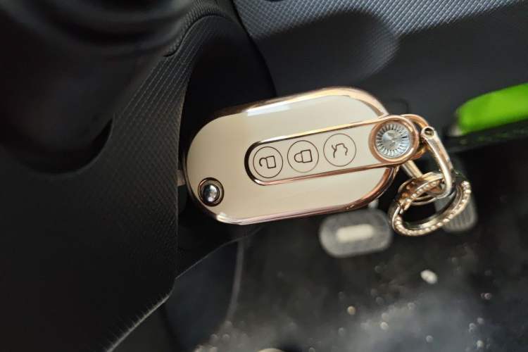 Used Wuling Hongguang MINIEV 2022 Macaron Premium Model – Lithium Iron Phosphate Vehicle Key