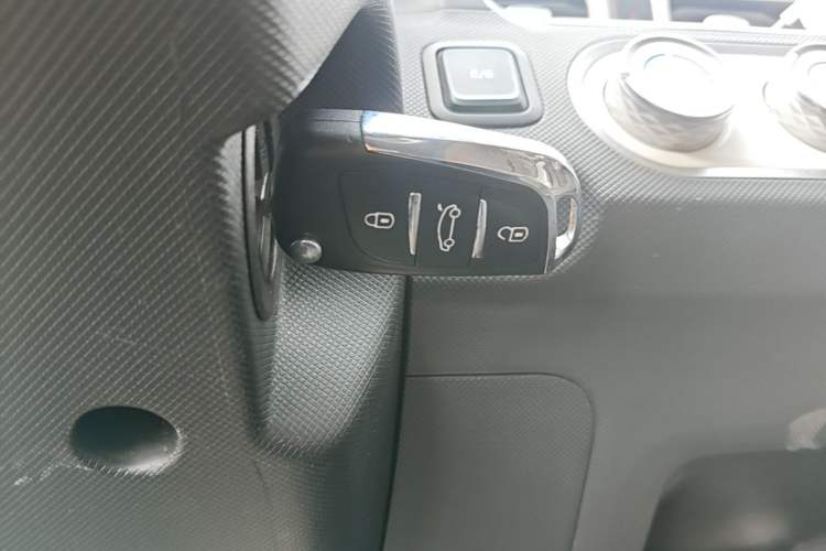 Used Wuling Hongguang MINIEV 2022 Macaron Premium Model – Lithium Iron Phosphate Vehicle Key