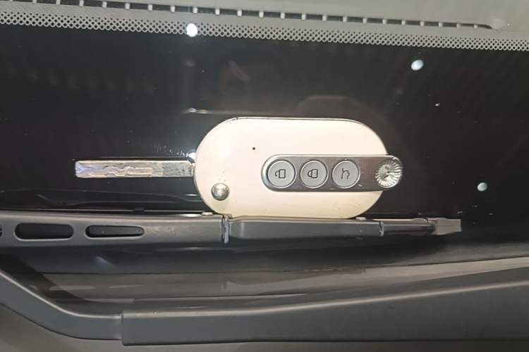 Used Wuling Hongguang MINIEV 2022 Macaron Premium Model – Lithium Iron Phosphate Vehicle Key