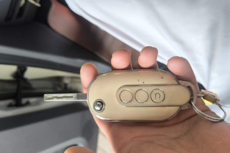 Used Wuling Hongguang MINIEV 2022 Macaron Premium Model – Lithium Iron Phosphate Vehicle Key