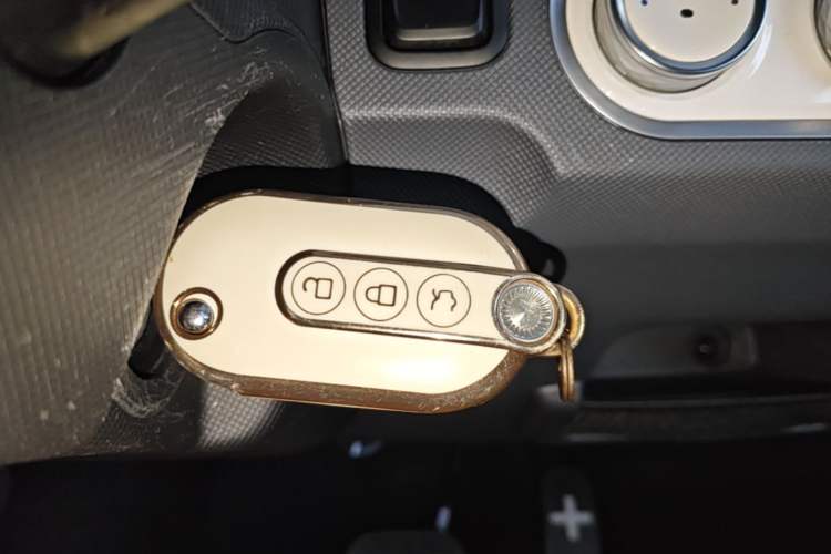 Used Wuling Hongguang MINIEV 2022 Macaron Premium Model – Lithium Iron Phosphate Vehicle Key