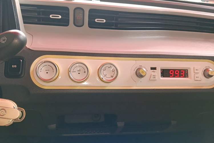 Used Wuling Hongguang MINIEV 2022 Macaron Premium Model – Lithium Iron Phosphate Audio And AC Panel