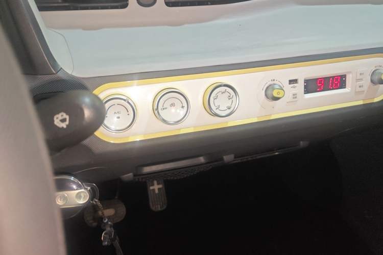 Used Wuling Hongguang MINIEV 2022 Macaron Premium Model – Lithium Ternary Battery Audio And AC Panel