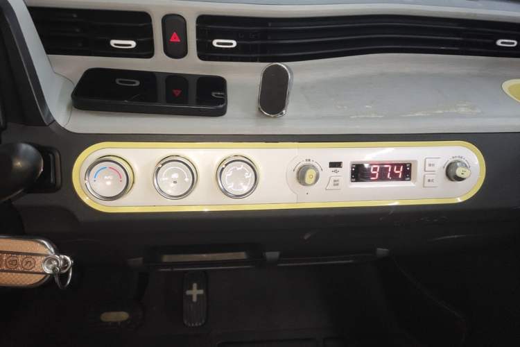 Used Wuling Hongguang MINIEV 2022 Macaron Premium Model – Lithium Ternary Battery Audio And AC Panel