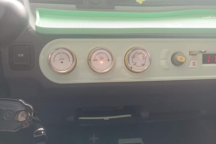 Used Wuling Hongguang MINIEV 2022 Macaron Premium Model – Lithium Iron Phosphate Audio And AC Panel