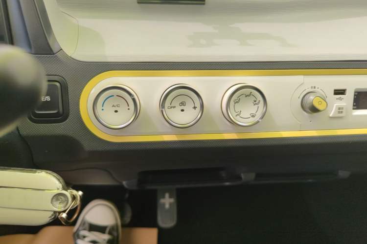 Used Wuling Hongguang MINIEV 2022 Macaron Premium Model – Lithium Iron Phosphate Audio And AC Panel