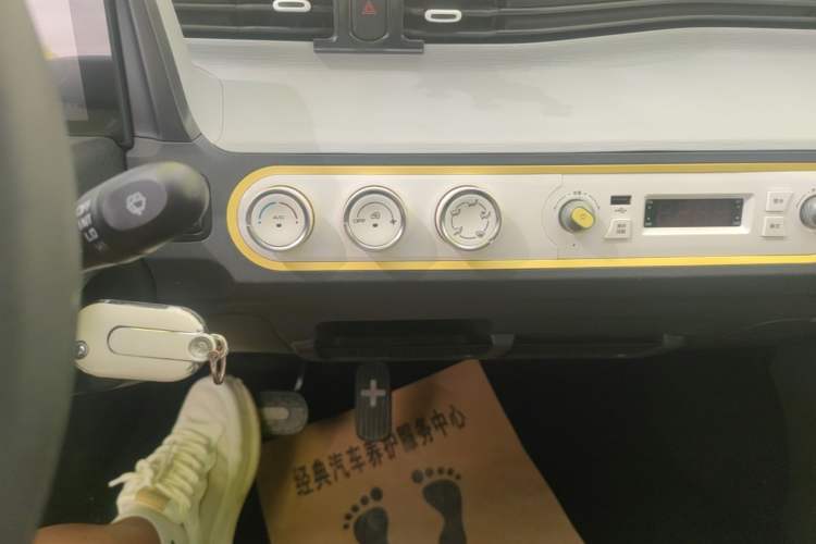 Used Wuling Hongguang MINIEV 2022 Macaron Premium Model – Lithium Iron Phosphate Audio And AC Panel