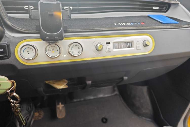 Used Wuling Hongguang MINIEV 2022 Macaron Premium Model – Lithium Iron Phosphate Audio And AC Panel