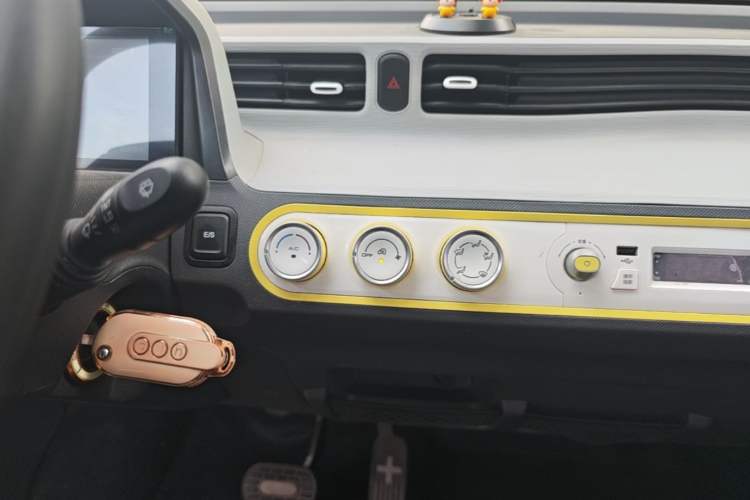 Used Wuling Hongguang MINIEV 2022 Macaron Fashion Model Lithium Iron Phosphate Audio And AC Panel