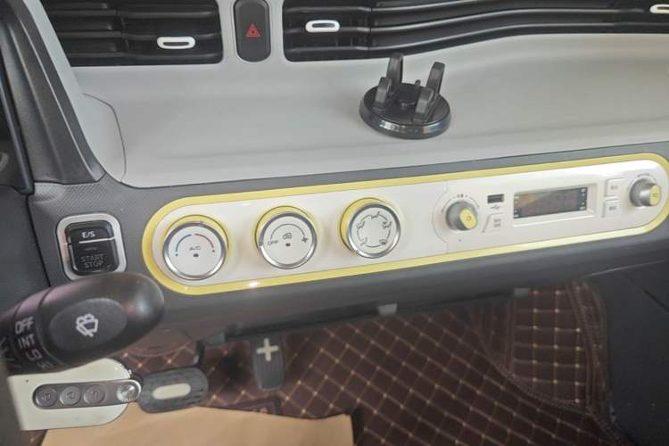 Used Wuling Hongguang MINIEV 2022 Macaron Premium Model – Lithium Iron Phosphate Audio And AC Panel