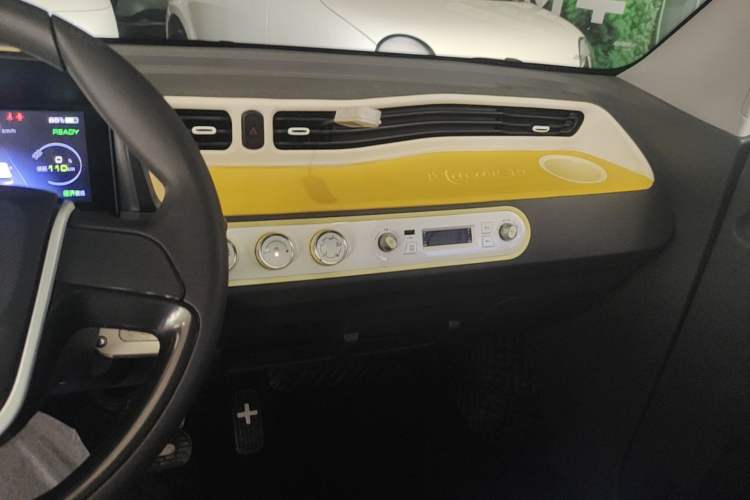 Used Wuling Hongguang MINIEV 2022 Macaron Premium Model – Lithium Iron Phosphate Audio And AC Panel