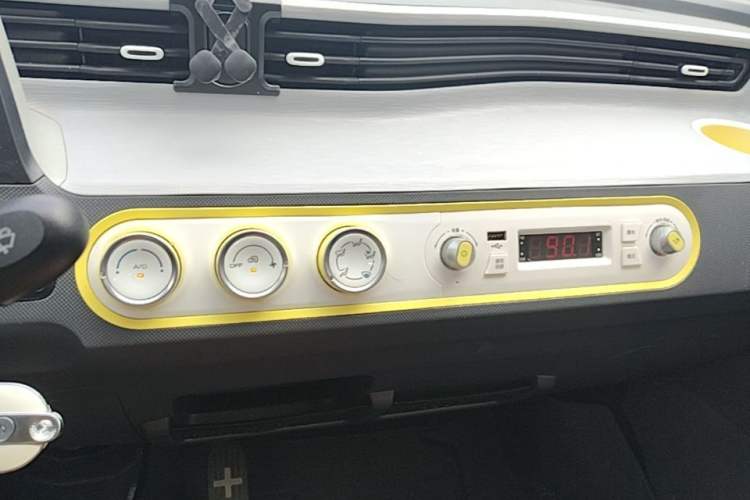 Used Wuling Hongguang MINIEV 2022 Macaron Premium Model – Lithium Iron Phosphate Audio And AC Panel