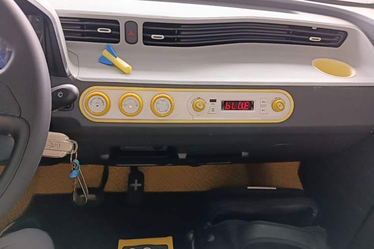 Used Wuling Hongguang MINIEV 2022 Macaron Premium Model – Lithium Iron Phosphate Audio And AC Panel