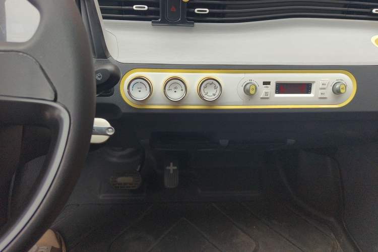 Used Wuling Hongguang MINIEV 2022 Macaron Premium Model – Lithium Ternary Battery Audio And AC Panel
