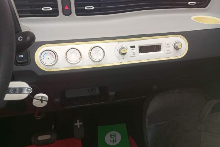 Used Wuling Hongguang MINIEV 2022 Macaron Premium Model – Lithium Iron Phosphate Audio And AC Panel