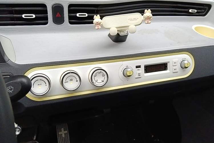Used Wuling Hongguang MINIEV 2022 Macaron Premium Model – Lithium Iron Phosphate Audio And AC Panel